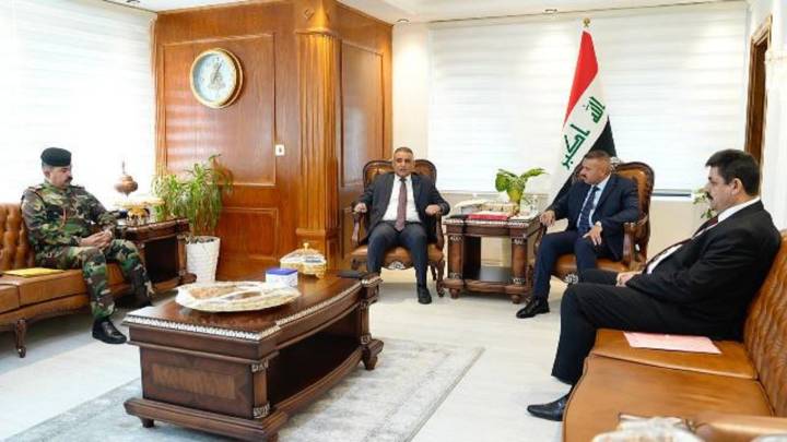 وزير الداخلية يؤكد ضرورة تقديم أفضل الخدمات للمواطنين 