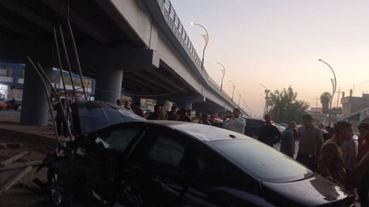 سقوط سيارة نو “C200” من أعلى مجسر الجمهورية الجديد وسط الديوانية