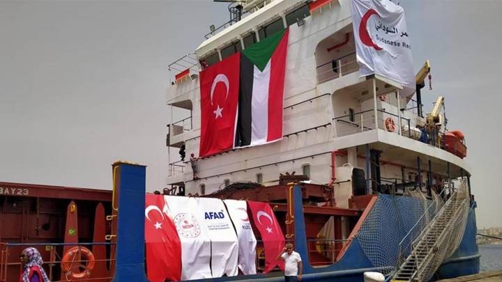 لمساعدة متضرري السيول والحرب  ..  مساعدات تركية تصل إلى السودان