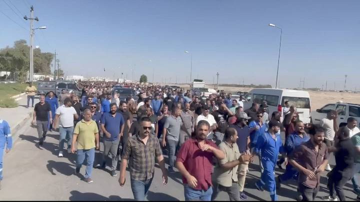 متظاهرون يغلقون بوابات الحقول النفطية في البصرة احتجاجًا على عدم تعديل رواتبهم