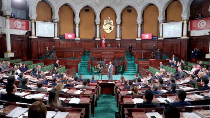 بالتزامن مع تظاهرات رافضة  ..  البرلمان التونسي  يناقش مشروع تعديل قانون الانتخابات
