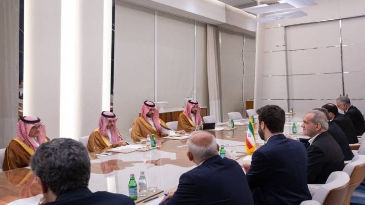 الرئيس الإيراني يستقبل وزير الخارجية السعودي في العاصمة القطرية
