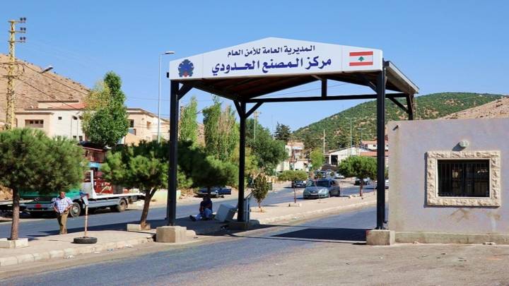 وزير لبناني يؤكد قطع الطريق الدولي بين لبنان وسوريا