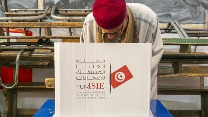    هيئة الانتخابات التونسية تفتتح مراكز الاقتراع الخارجية