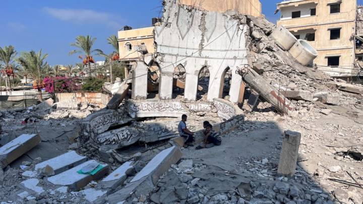 مقتل 21 فلسطينياً بمجزرة داخل مسجد يؤوي نازحين في غزة