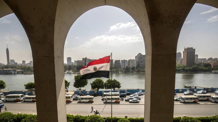 مصر تثمن مبادرة ماكرون لوقف تصدير السلاح لإسرائيل وتطالب المجتمع الدولي بدعمها