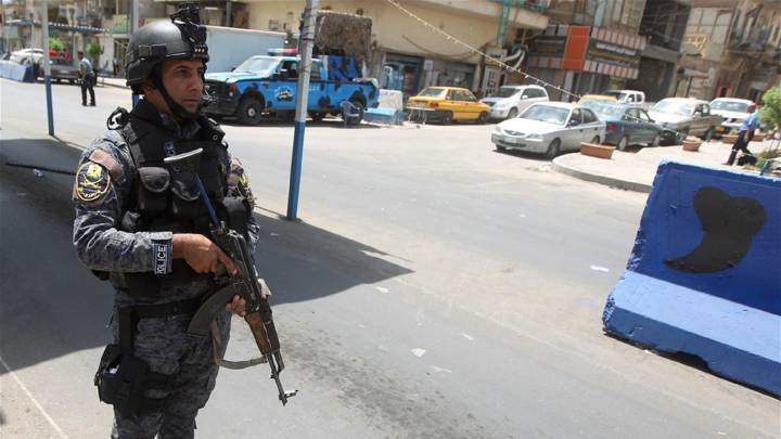 قوة امنية تباغت 10 اشخاص بينها نساء في شقة مشبوهة وسط بغداد