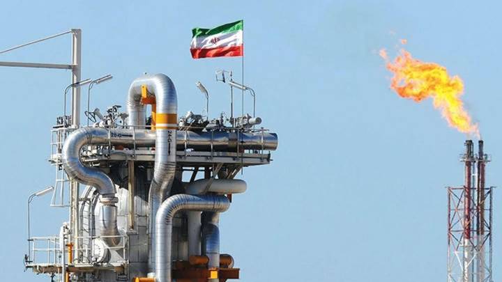    إيران تندد بالعقوبات الأمريكية على قطاعها النفطي وتصفها بغير "المبررة"