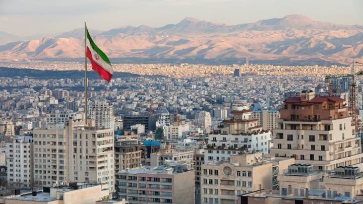 إيران تندد بعقوبات أوروبية عليها وتنفي تزويد روسيا بصواريخ باليستية