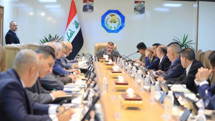 وزير الداخلية يوجه بإغلاق معامل الطابوق غير المجازة ومنع حرق النفايات في بغداد