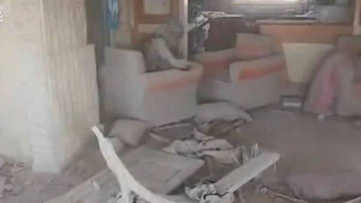  قاوم بـ"عصا" حتى الرمق الأخير  ..  فيديو يكشف عن اللحظات الأخيرة قُبيل اغتيال السنوار