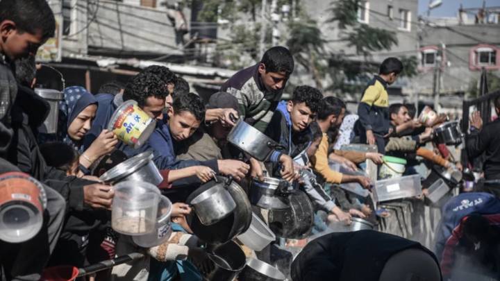 200 ألف فلسطيني في غزة محاصرون دون طعام أو شراب منذ 14 يوماً