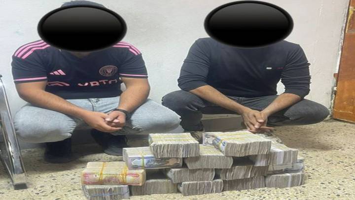 ضبطا بالجرم المشهود  ..  القبض على متهمين في الرصافة يهربان العملة للخارج