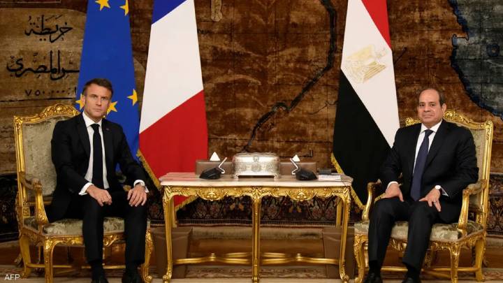 ماكرون يهاتف السيسي ..  تأكيد على وضع حد لمسلسل الاستهدافات المتبادلة بين طهران وتل أبيب