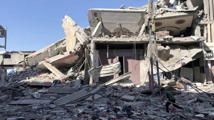 منذ 390 يوما على التوالي  ..  اسرائيل تواصل غاراتها الجوية وقصفها المدفعي على احياء غزة