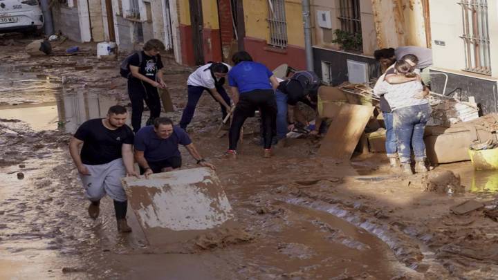 حصيلة ضحايا فيضانات إسبانيا ترتفع إلى 500 ومئات المفقودين