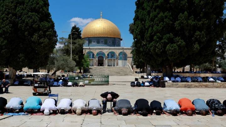 آلاف الفلسطينيين يؤدون صلاة الجمعة في المسجد الأقصى وسط إجراءات عسكرية مشددة