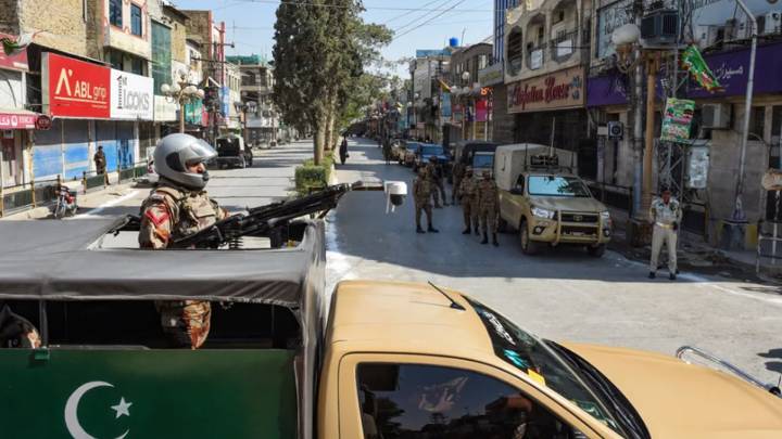 مقتل وإصابة 63 شخصاً بانفجار قنبلة بمحطة في باكستان