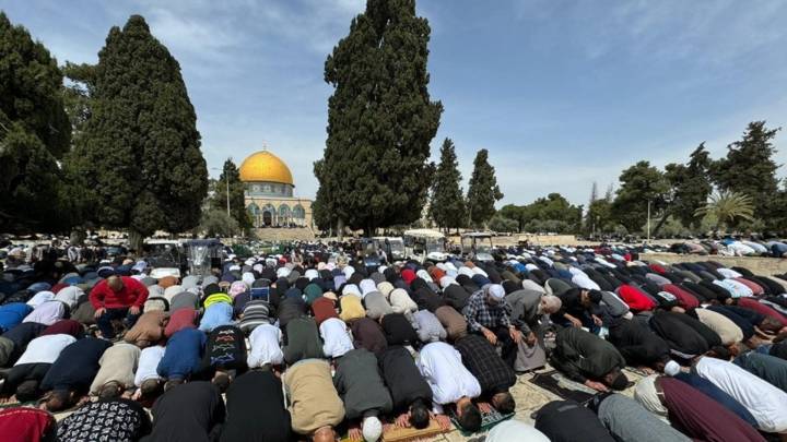 40 ألفا يؤدون صلاة الجمعة في المسجد الأقصى رغم تضييقات وتشديدات قوات الاحتلال