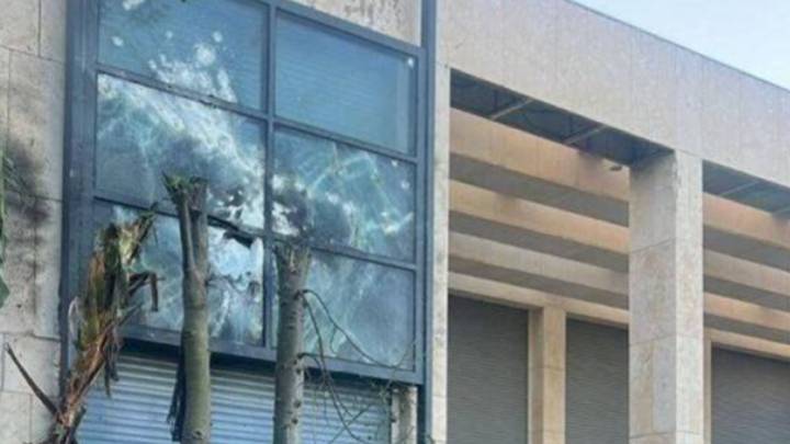 اعتقال 3 أشخاص مشتبه بهم بإطلاق قنابل على منزل نتنياهو في قيساريا