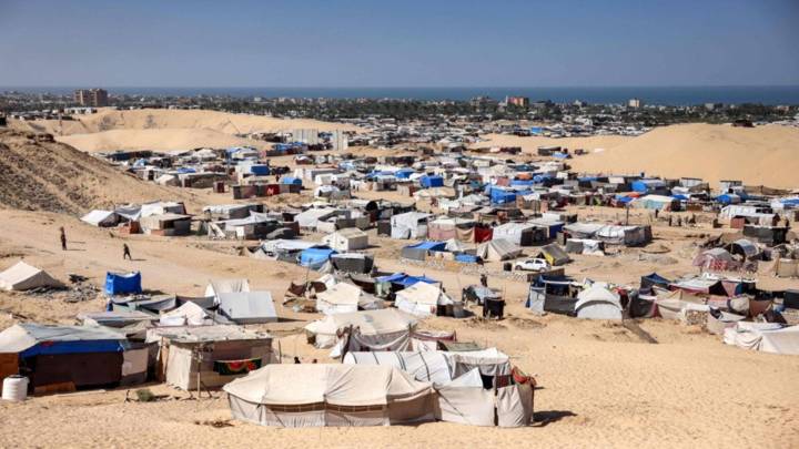 قصف إسرائيلي يودي بحياة عائلة فلسطينية وأطفال في خان يونس