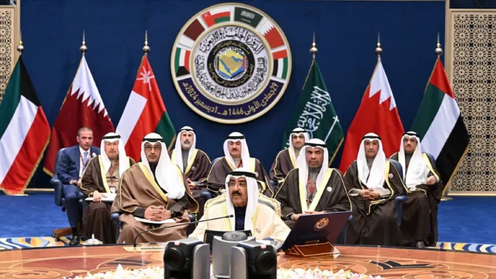 قمة الكويت تطالب بوقف انتهاكات الكيان الصهيوني في غزة وترحب باتفاق وقف اطلاق النار في لبنان