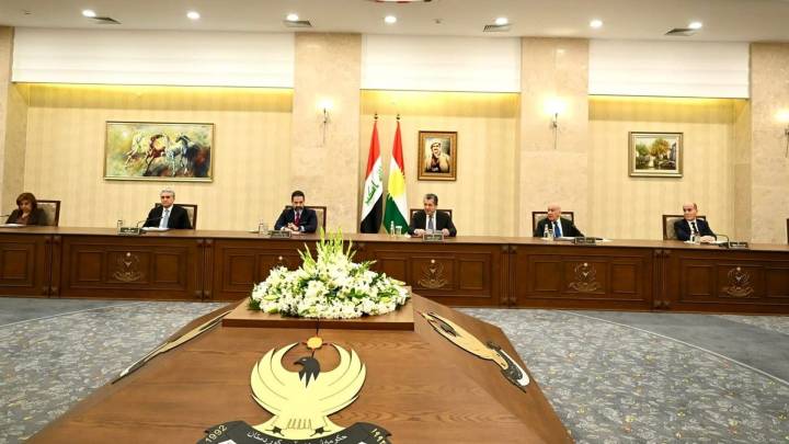 مجلس وزراء الإقليم يدعو الحكومة الاتحادية لحل ملف الرواتب بشكل جذري