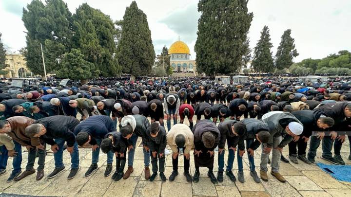 عشرات الآلاف يؤدون صلاة الجمعة في المسجد الأقصى