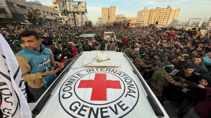 إسرائيل تتسلم 3 أسيرات ضمن اتفاق التبادل ووقف إطلاق النار 