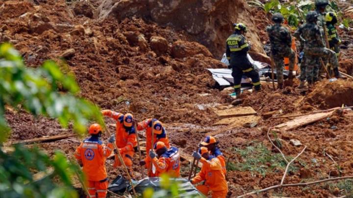 انزلاق أرضي يودي بحياة 16 شخصًا ويصيب 10 في إندونيسيا