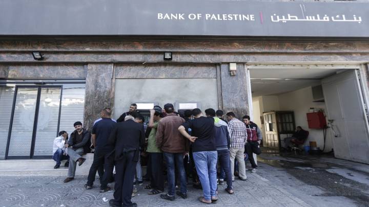 البنوك في قطاع غزة تستأنف عملها من جديد