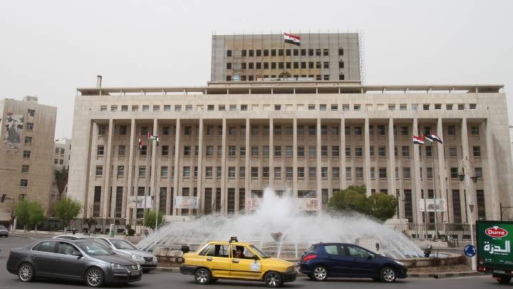 سوريا : البنك المركزي يامر بتجميد الحسابات المرتبطة بنظام الاسد