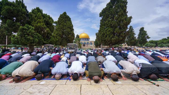 50 ألف مصلٍ يؤدون صلاة الجمعة في المسجد الأقصى 