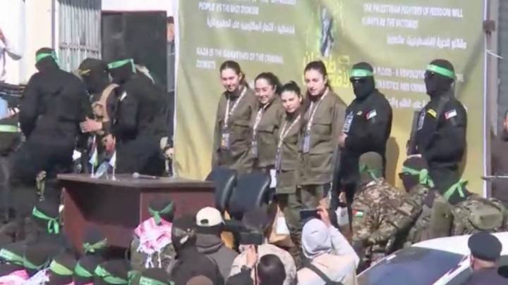 تسليم أربع مجندات إسرائيليات محتجزات في ميدان فلسطين بمدينة غزة