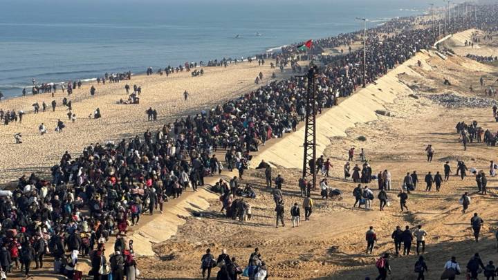 بدء عودة النازحين إلى شمال غزة وسط انسحاب إسرائيلي من محور نتساريم