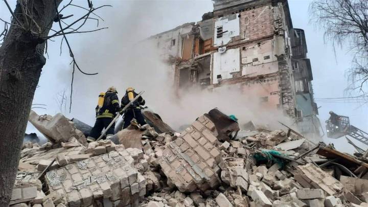 ارتفاع حصيلة الضحايا إلى 4 قتلى و20 جريحًا في هجوم صاروخي روسي بشرق أوكرانيا