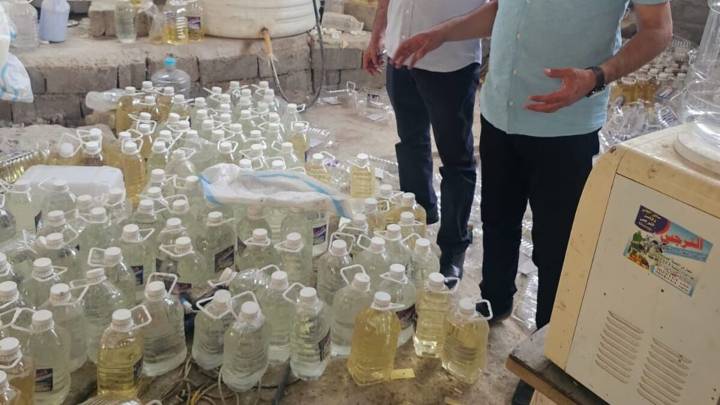 غش صناعي وملصقات مزيفة لبيع منتجات خطرة ..  ضبط معمل "زاهي مغشوش" في بابل
