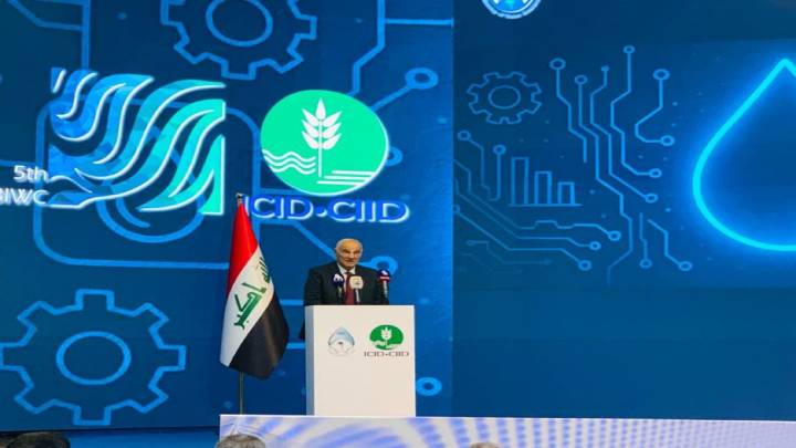 وزير الموارد المائية يؤكد أهمية العمل بمخرجات المؤتمرات الخاصة بالمياه 