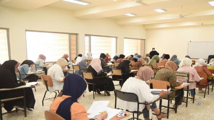 توزيع اسئلة محلولة على طلبة كلية الطب في احدى الجامعات العراقية