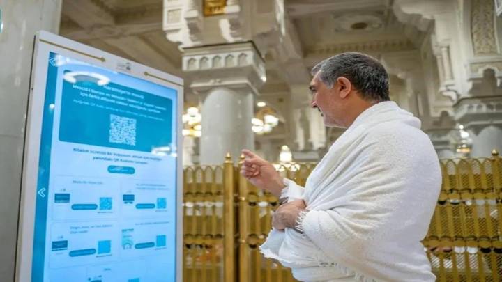 منارة ذكية في قلب الحرم ..  السعودية تطلق روبوت الفتوى بـ11 لغة استعداداً للحج