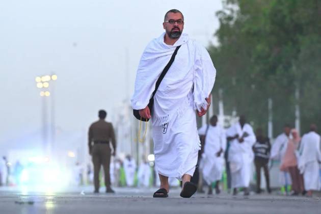 حجاج بيت الله الحرام يقفون على صعيد عرفات في أجواء إيمانية مهيبة