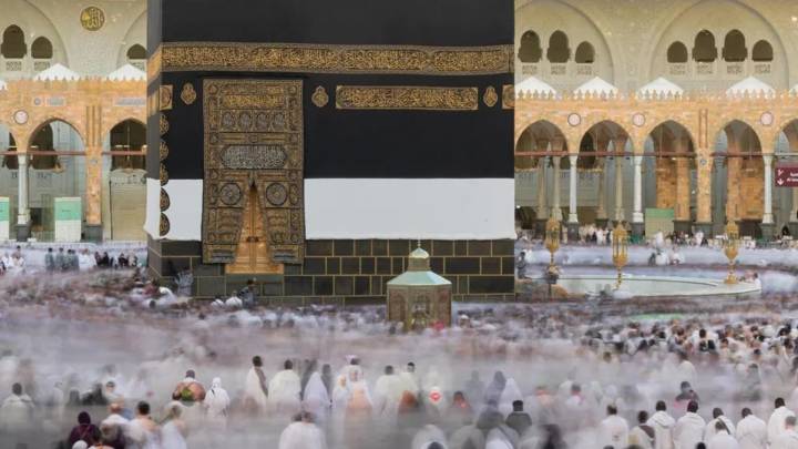 في أجواء روحانية مهيبة ..  ضيوف الرحمن يؤدون طواف الإفاضة في الحرم المكي
