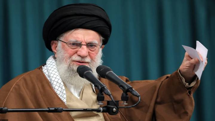 خامنئي يتوعد إسرائيل: ارتكبتم خطأ فادحاً ..  والرد قادم
